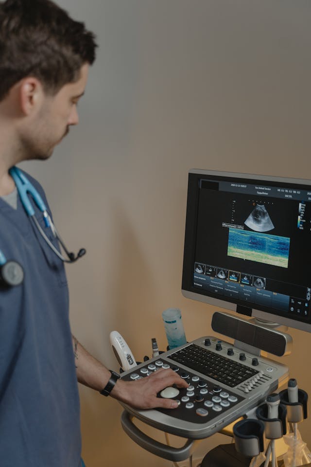 Startseite 7 Arzt Bernhard Scheja: Präzise Diagnostik durch systematische Ultraschalluntersuchungen