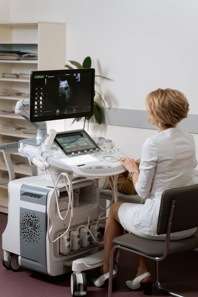 Startseite 6 Arzt Bernhard Scheja: Präzise Diagnostik durch systematische Ultraschalluntersuchungen